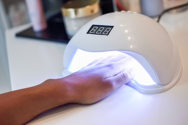 Kann normaler nagellack unter uv lampe trocknen? Schnell Bedingungen verbessern